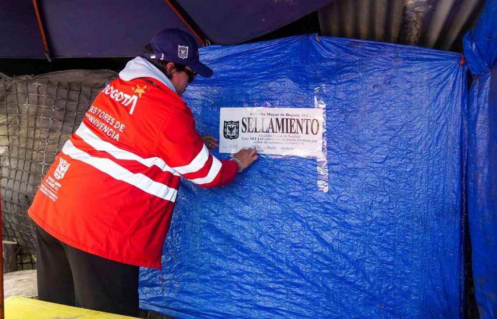 CAR ordena suspender 33 construcciones irregulares en el Sendero de Monserrate