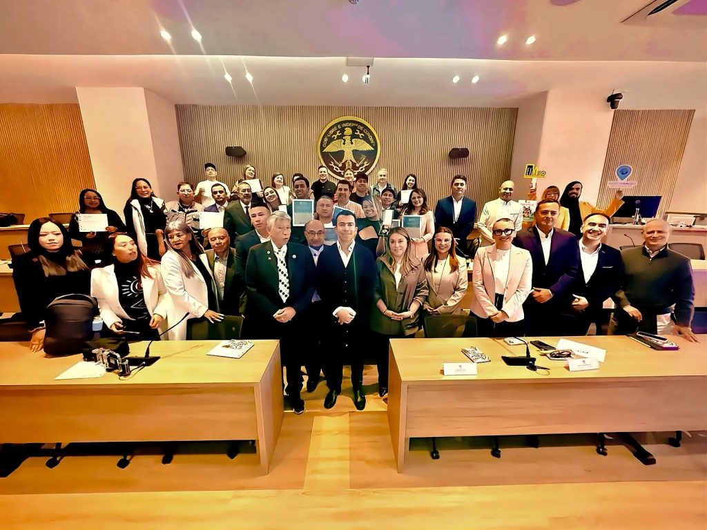 Gobernador Jorge Rey entrega la Orden del Mérito Cívico en homenaje póstumo a Henry Canro